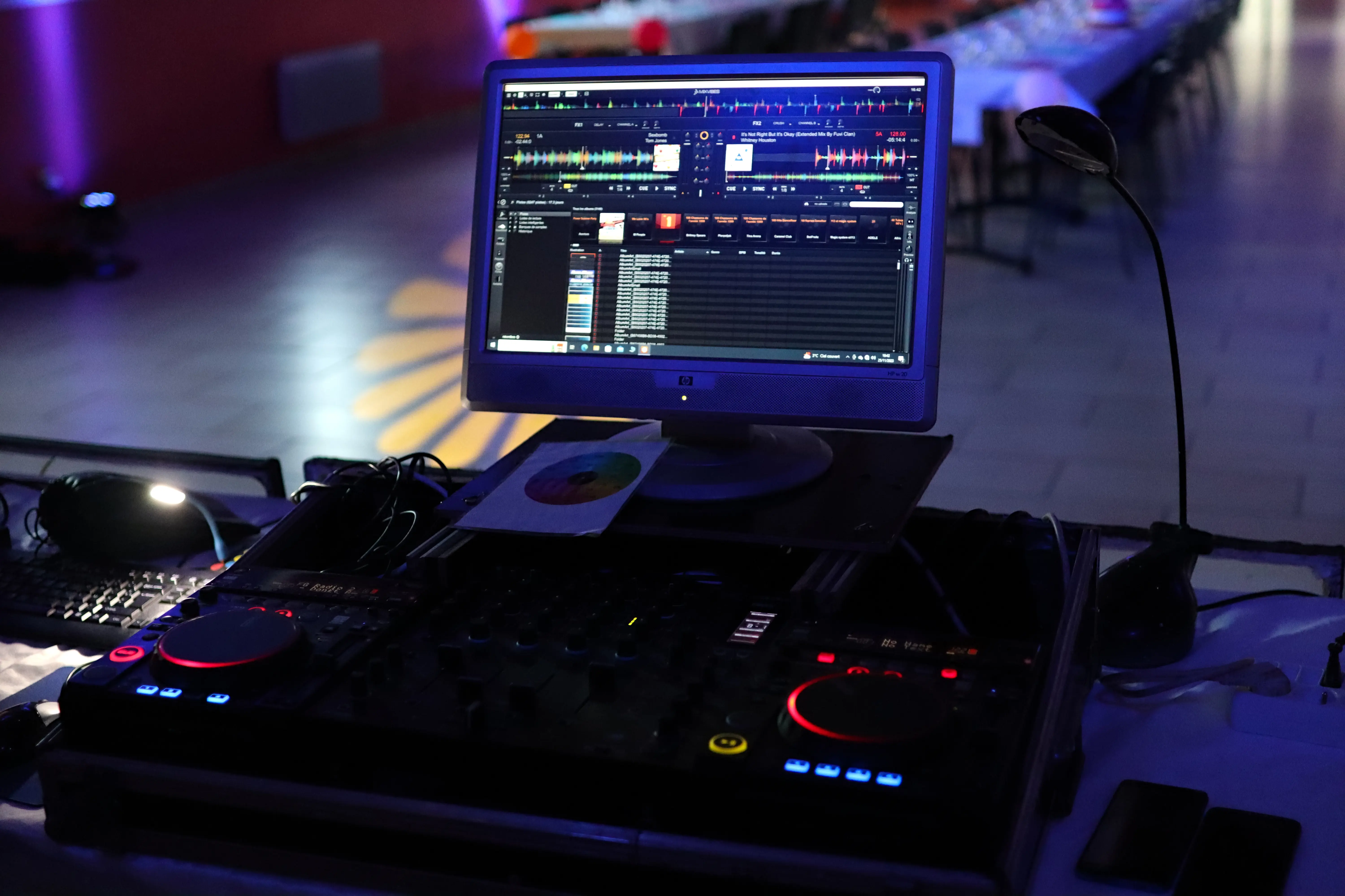 Platine vinyle éclairée en soirée