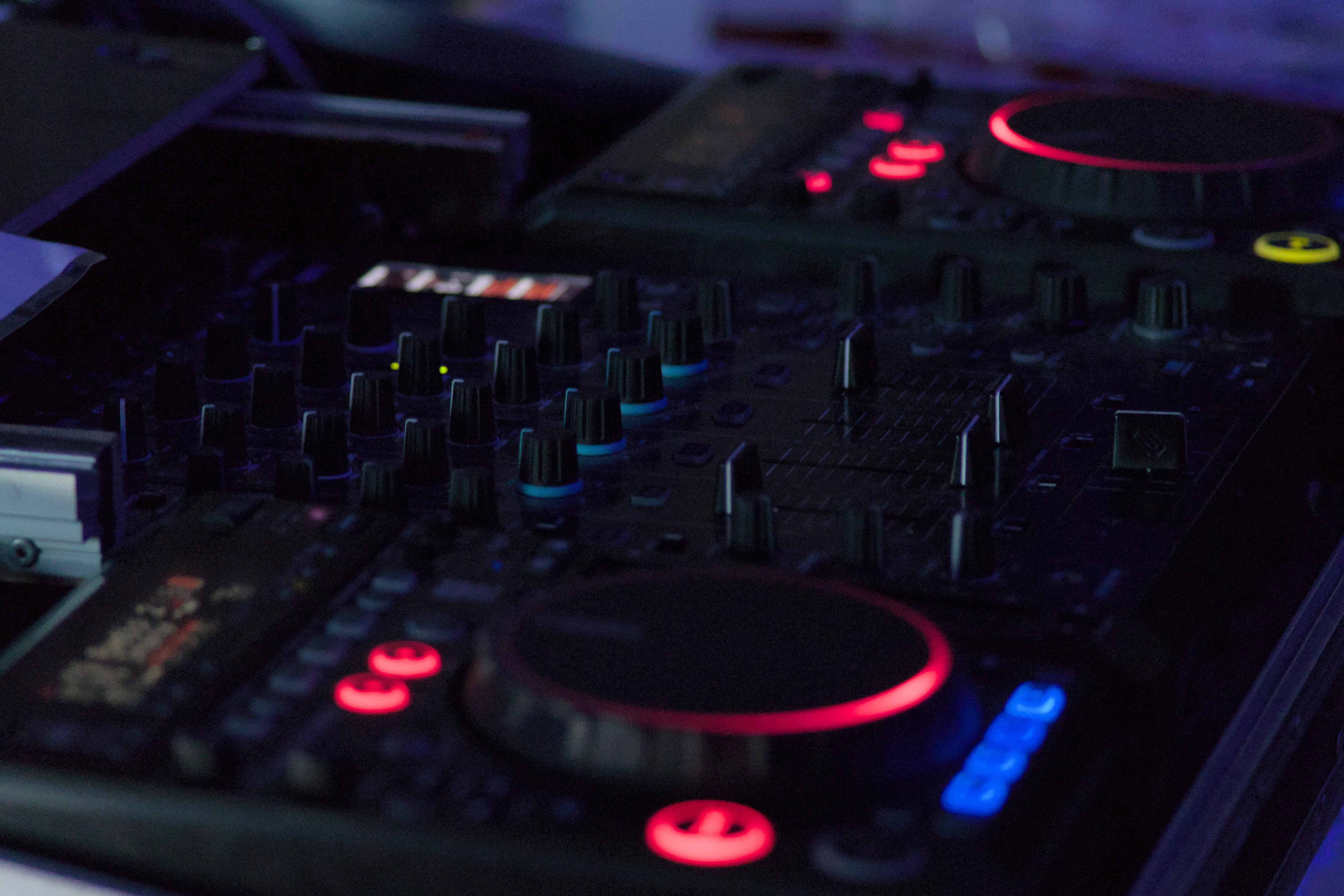 Matériel DJ SonoDisconight prêt pour animer une soirée à Villefontaine