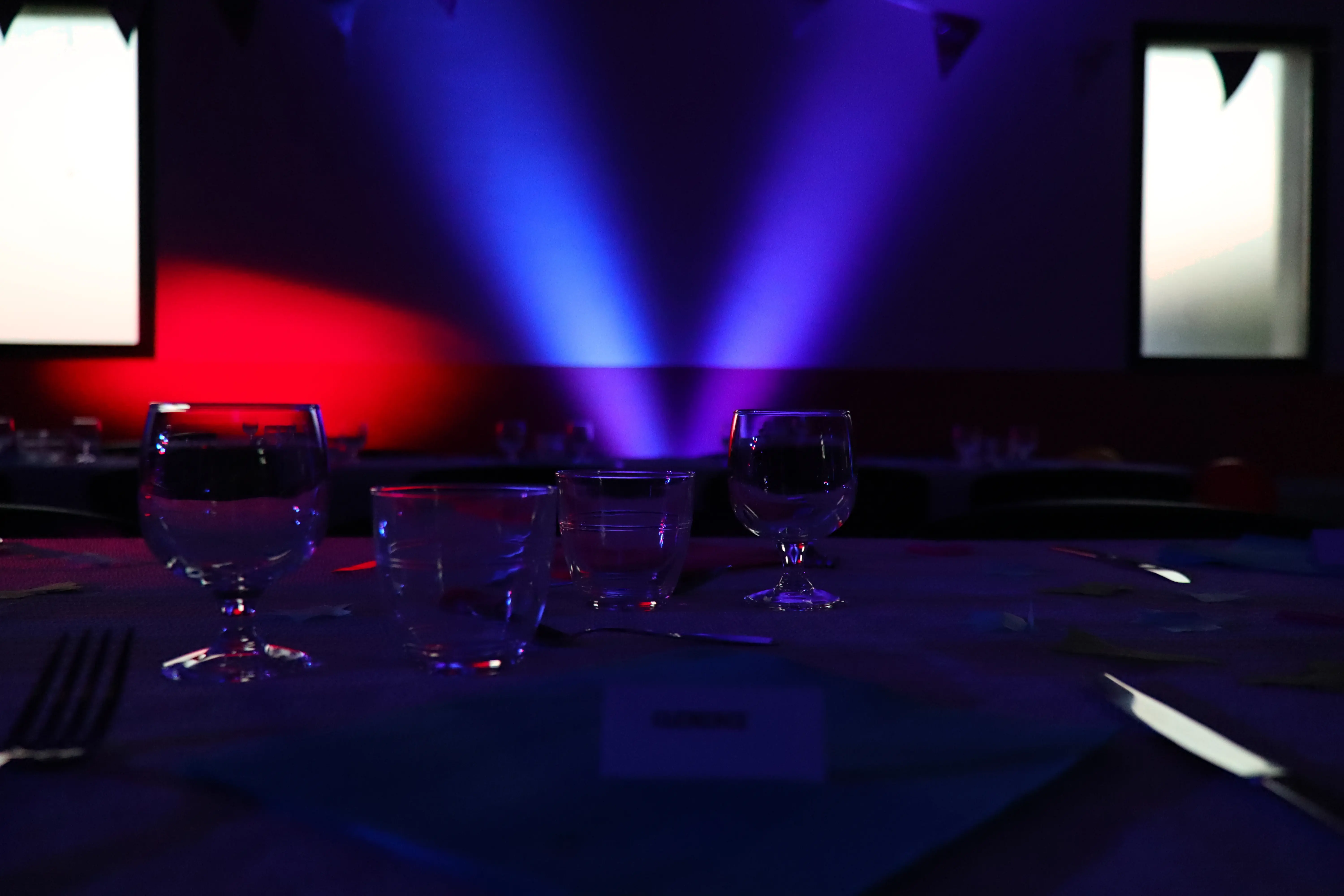 Salle de réception avec jeux de lumière colorés