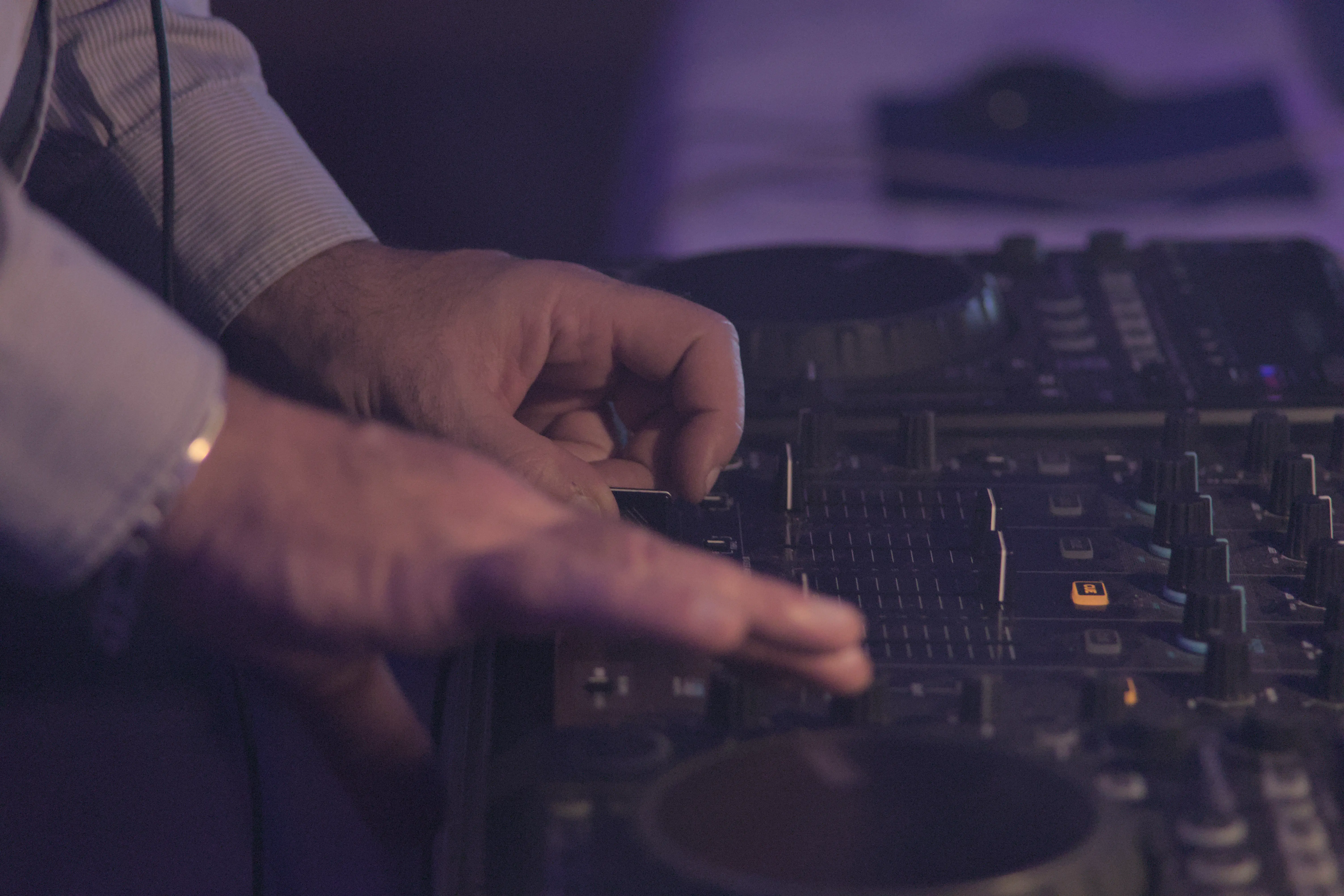 DJ en plein mix sur les platines