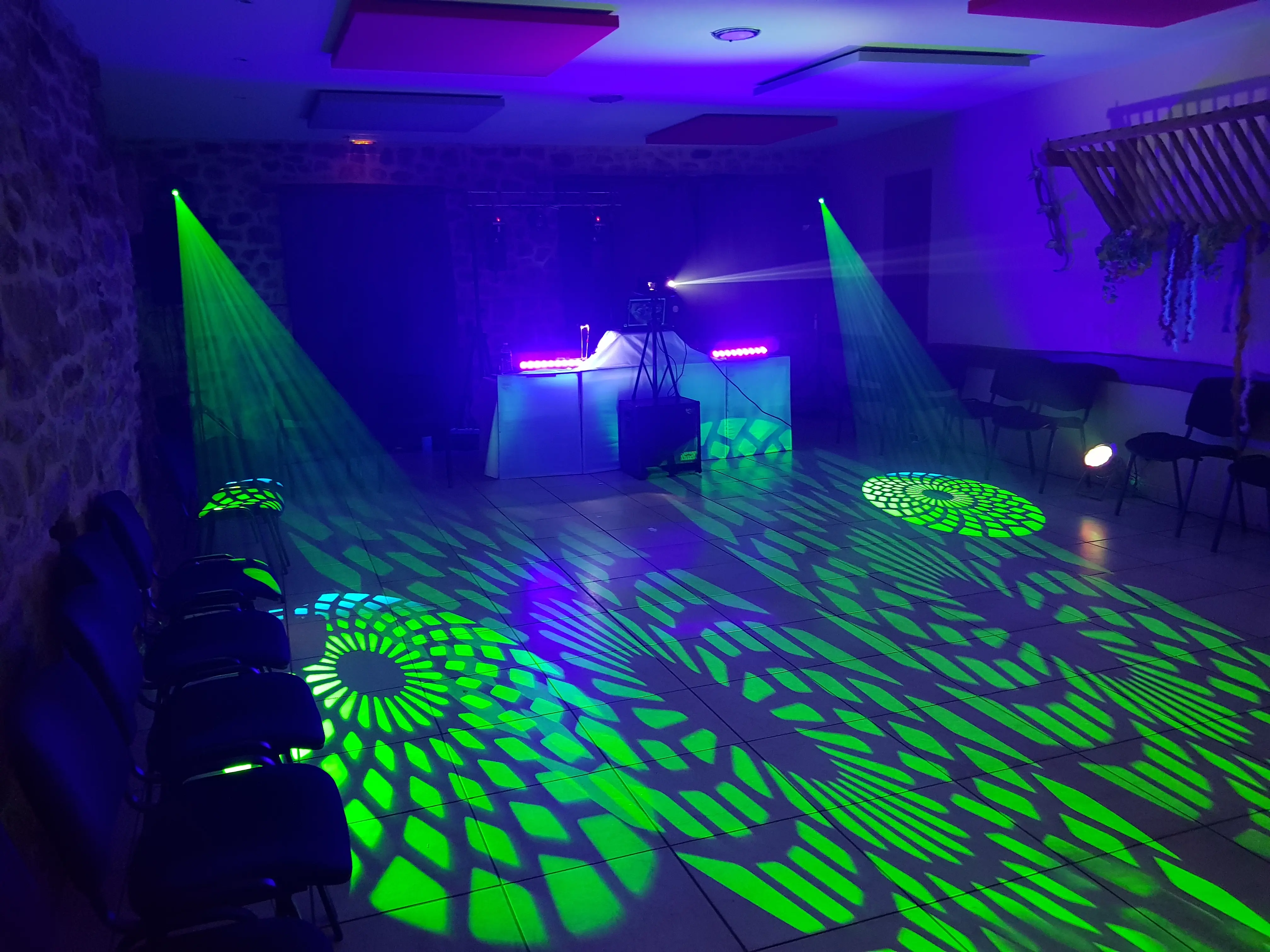 Essai des jeux de lumière pour une soirée DJ