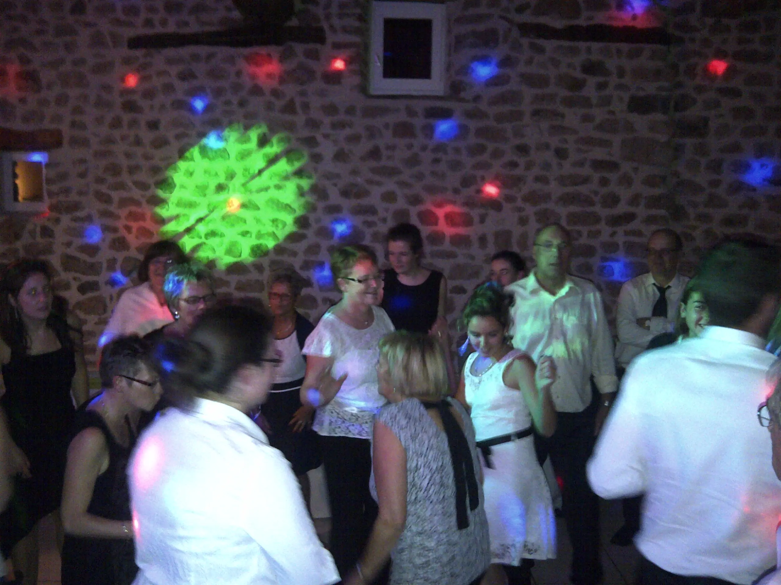 Invités qui dansent sur la piste de danse